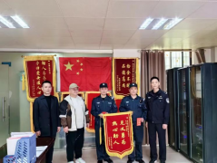 領(lǐng)威保安員李興萍、歐陽開?！耙娏x勇為”獲榮